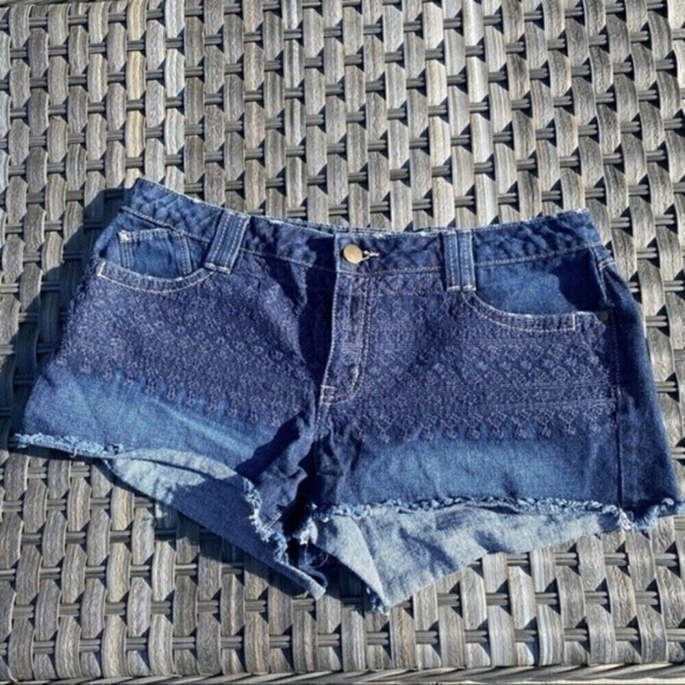 Aqua embroidered cutoff shorts - Picture 8 of 12